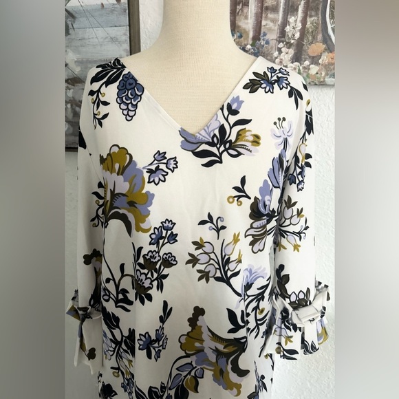Ann Taylor Floral V-Neck Women's Blouse Size Large - Picture 2 of 4